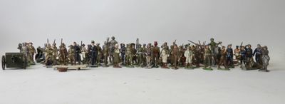tout un tas de figurines alignées les unes à côté des autres