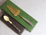 un couteau, une fourchette et une cuillère posés sur une boîte verte