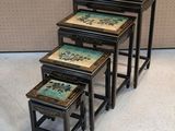 trois tables gigognes noires et dorées ornées de motifs peints