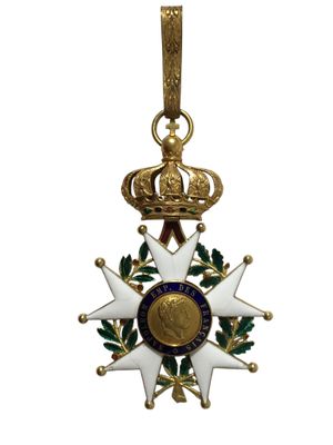 Gros plan sur une médaille surmontée d'une couronne