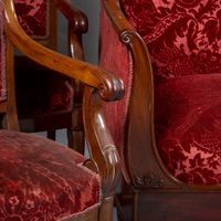 Suite de six fauteuils et d’un canapé en acajou et placage d… (photo 4)