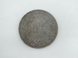 gros plan d'une pièce de monnaie sur une surface blanche avec un fond blanc
