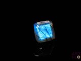 l'image d'une bague contenant une pierre bleue