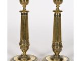 une paire de chandeliers en laiton à socle cannelé