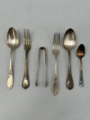 cinq cuillères et une fourchette sur une table