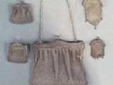 un sac à main muni d'une chaîne, accroché à un mur