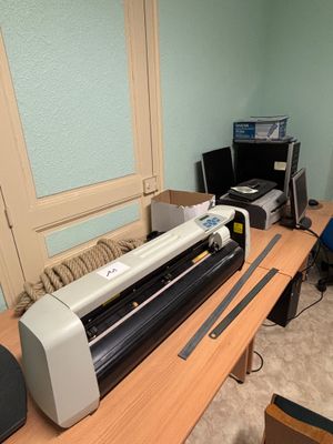 une machine posée sur un bureau dans une pièce