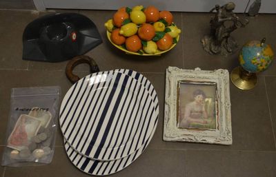 un bol d'oranges et une assiette de citrons posés par terre