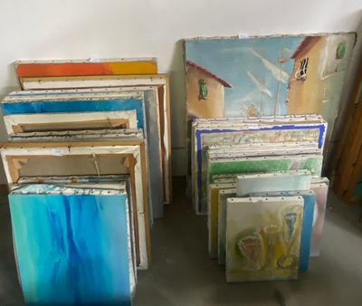 Plusieurs œuvres d'art sont empilées les unes sur les autres dans une pièce