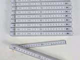 quatre règles blanches posées les unes à côté des autres sur une table
