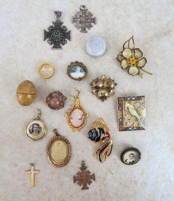 de nombreux types de bijoux différents qui traînent par terre