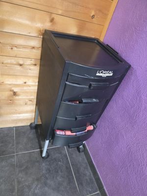 un petit meuble noir surmonté d'un tiroir