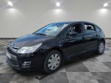 la photo d'une voiture noire garée dans un garage
