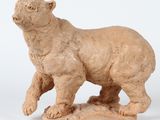 sculpture représentant un ours sur un rocher, sur fond blanc
