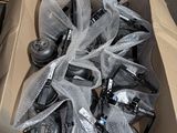 une boîte en carton contenant plusieurs téléphones portables