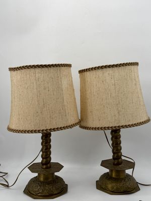 paire de lampes de table anciennes en laiton avec des abat-jours en burlock