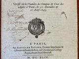 un vieux livre écrit posé sur une table