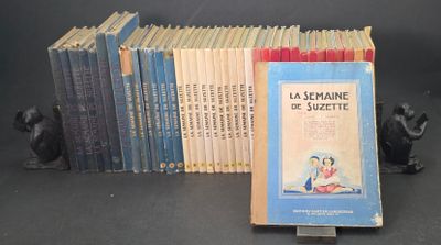Plusieurs livres sont empilés les uns sur les autres devant un fond noir.