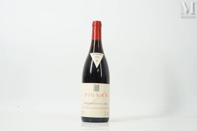 une bouteille de vin posée sur une table