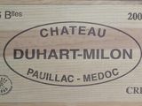 une boîte en bois sur laquelle est collée une étiquette portant l'inscription « Château Duhart-Millon »