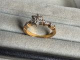 une bague en or sertie de diamants posée sur une boîte