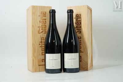 deux bouteilles de vin dans un coffret en bois sur une surface blanche