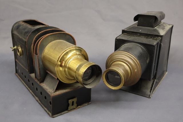Lot de 2 lanternes de projection dont une avec la marque E MAZO, ...
