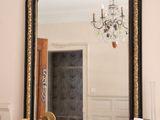 un miroir posé sur une table