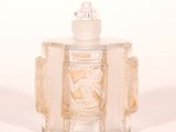 une bouteille en verre transparent sur laquelle est représentée une femme