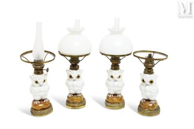 trois lampes en forme de chouette, blanches et dorées, sur fond blanc