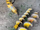 une machine jaune qui est posée par terre