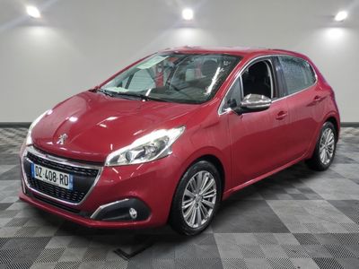la voiture rouge est garée sur un sol en damier dans le garage