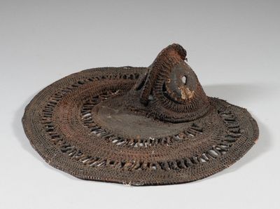 une image représentant un chapeau marron posé sur une surface blanche