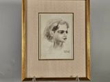 un dessin représentant le visage d'une femme dans un cadre doré