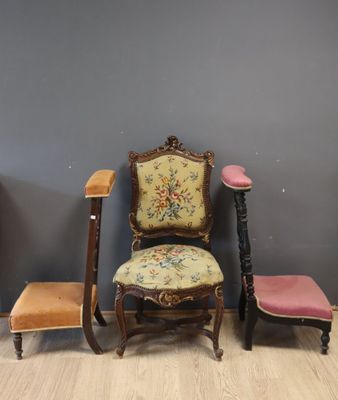 trois chaises et un tabouret dans une pièce, avec un mur en arrière-plan