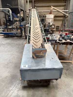 une photo d'un tapis roulant dans une usine