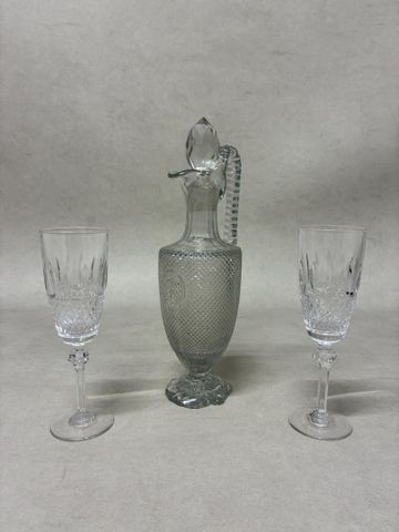 Deux flûtes et carafe en cristal. Pied de carafe très accidenté, 