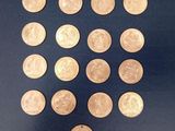 gros plan d'un paquet de pièces de monnaie posé sur une table