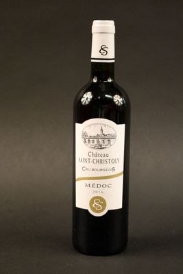 une bouteille de vin posée sur une table