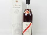un gros plan sur une bouteille d'alcool à côté d'une boîte