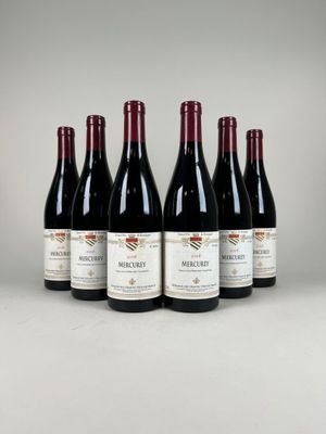 six bouteilles de vin rouge alignées