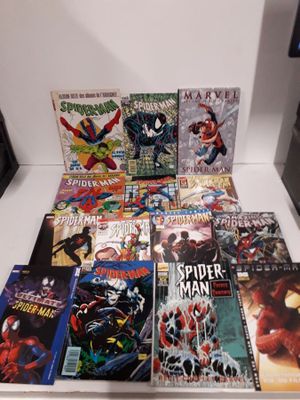 beaucoup de bandes dessinées sur la table