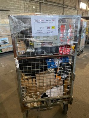 un chariot contenant beaucoup d'articles dans un entrepôt