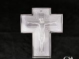 une croix en plastique transparent sur fond noir