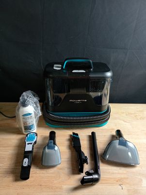 une mallette noire et bleue contenant des outils, posée sur une table en bois