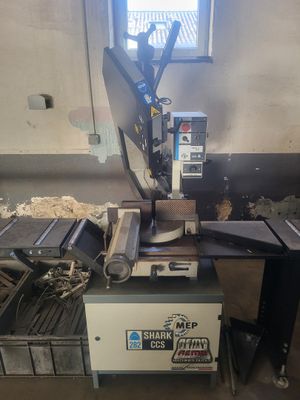 une machine posée sur une table dans une pièce