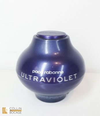 une image représentant un vase violet posé sur une surface blanche