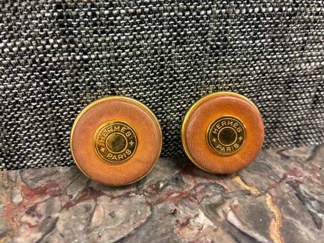 HERMES Paris – Paire de boucles d’oreille cuir gold. 