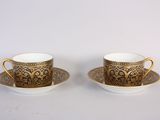 deux tasses et soucoupes sont posées sur une surface blanche