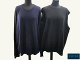 deux pulls pour femme posés sur un présentoir pour mannequin